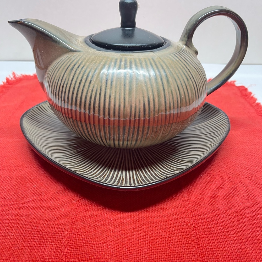 Gibson Designs South Seas Brown Tea Pot Salad Plate
